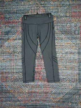 VMMA womens heathered charcoal black stitch capri leggings S EUC USA